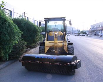 無塵清掃機廠家：億龍教你選購好的掃路車！